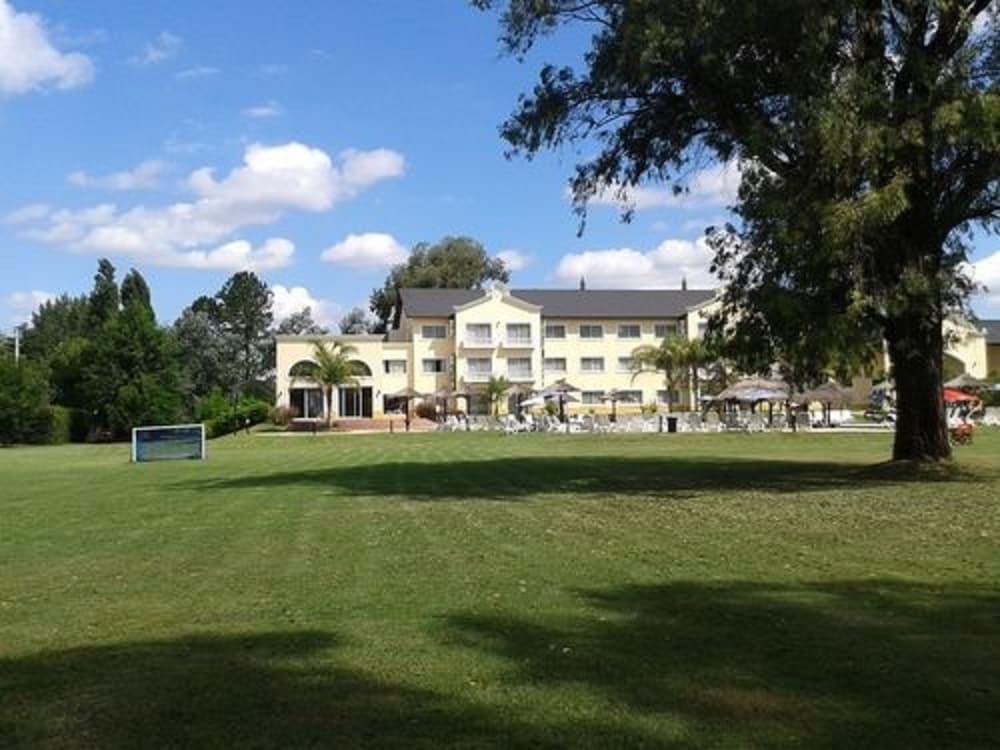 Howard Johnson by Wyndham Resort Pilar Property Grounds