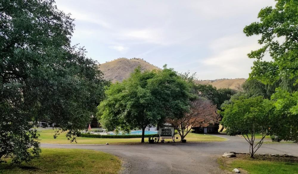 Lazy J Ranch Motel Exterior
