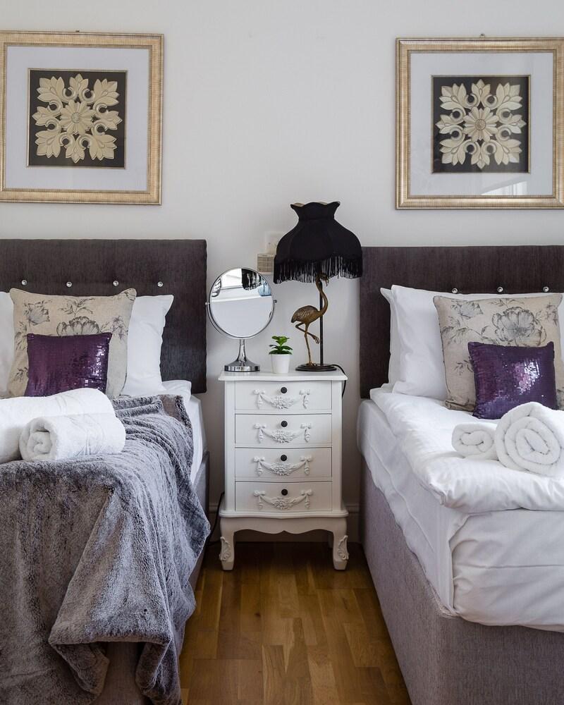 Designer 2-bed 2-bath Behind Selfridges Room