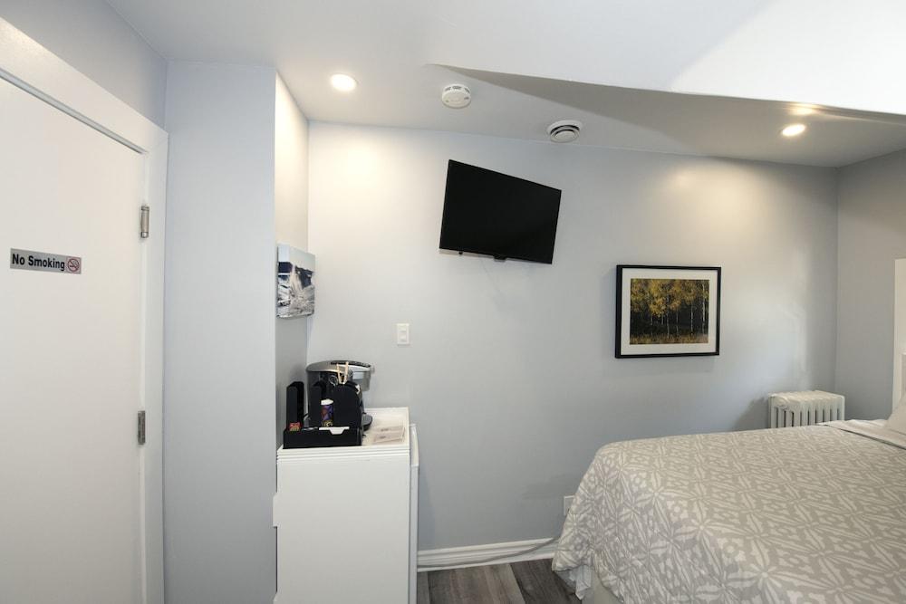 Serene Niagara Inn Room