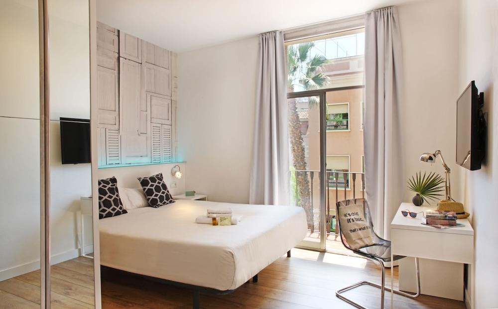 Chic & Basic Tallers Hostal Room