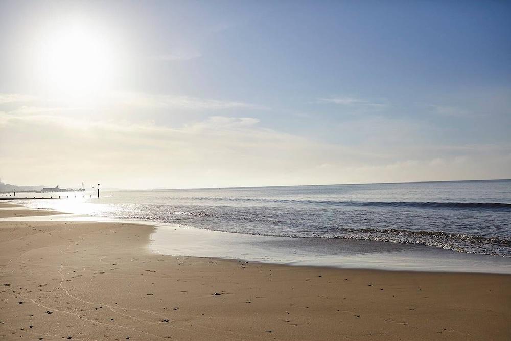 Chic Top Floor Apartment in the Heart of Westbourne Arcade Beach