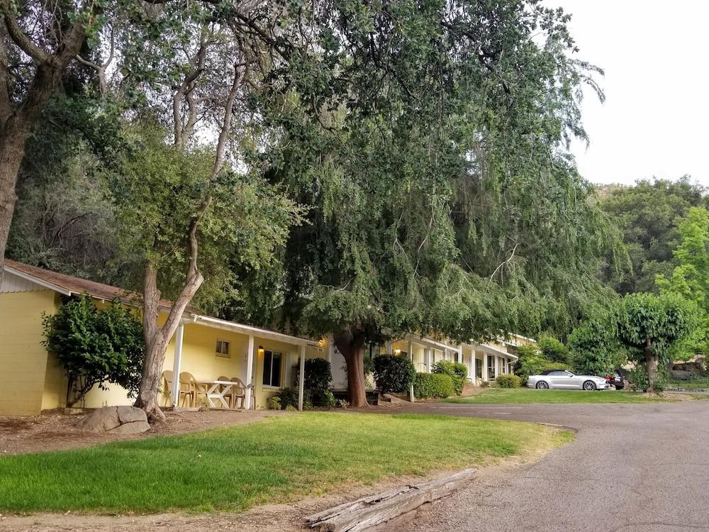 Lazy J Ranch Motel Exterior