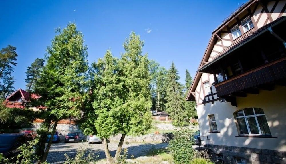 فيكتوريا كارباكز المنطقة المحيطة بالمنشأة