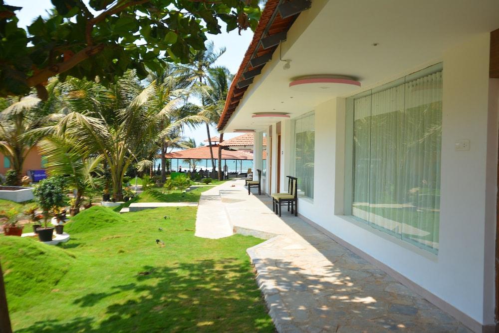 Boomerang Resort & Spa Exterior