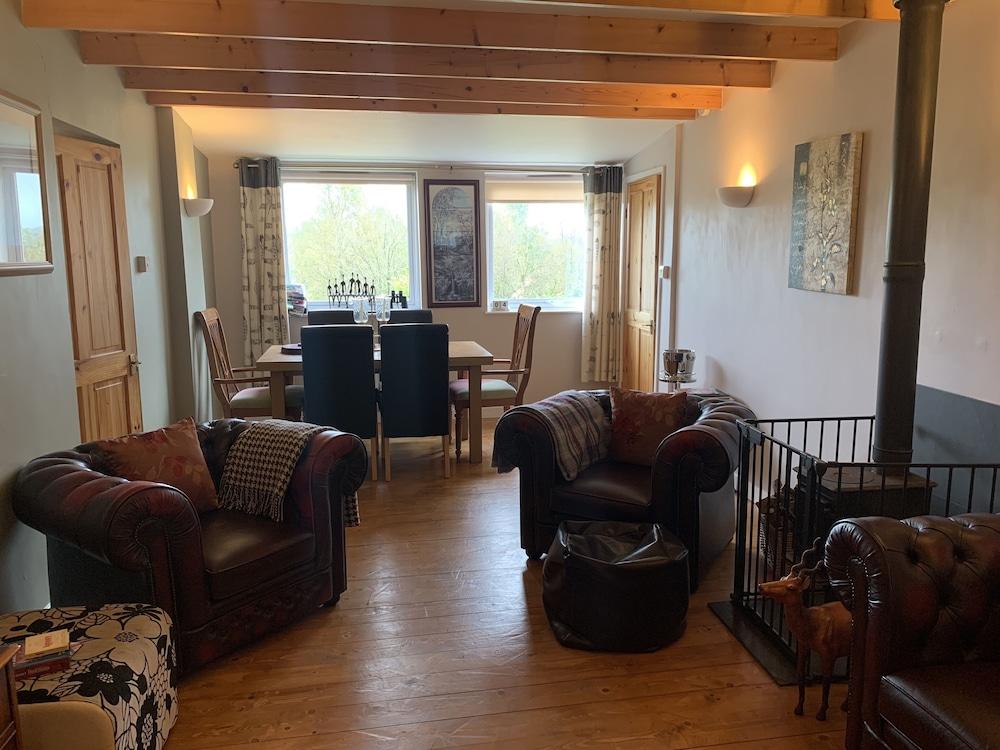 ففوس إي ففين- أسينسيون إن فيلدز داخلي