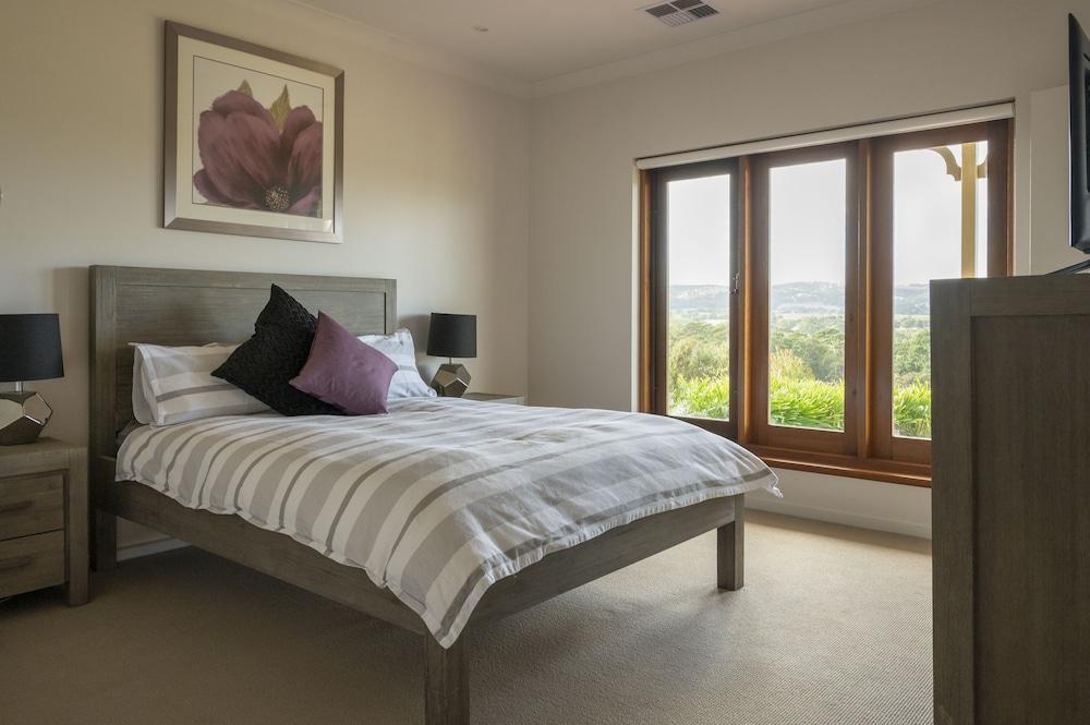 131 Your Vineyard Home in the heart of the Vale Room