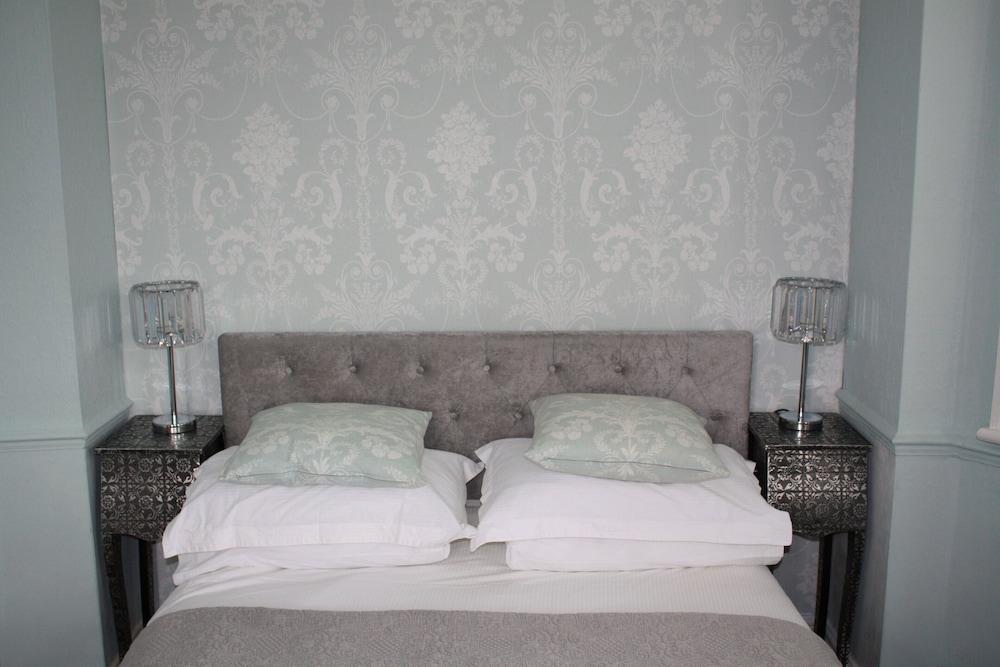 Lakeside Guest House Featured Image