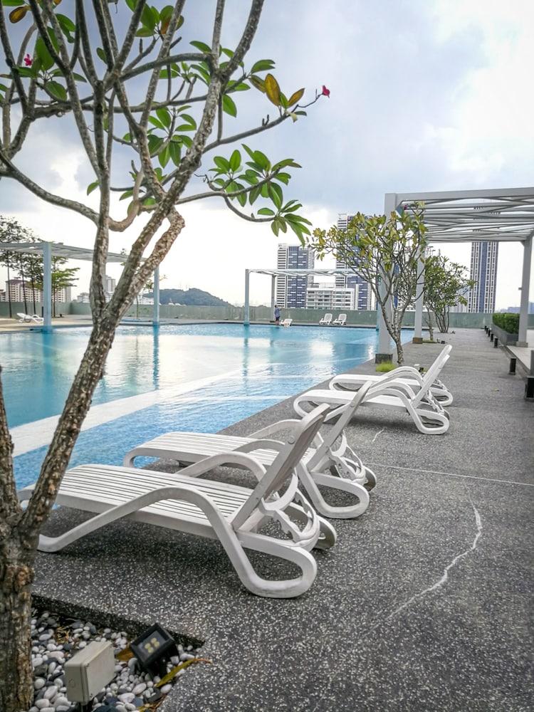 GT Home Encorp Strand Residence Outdoor Pool