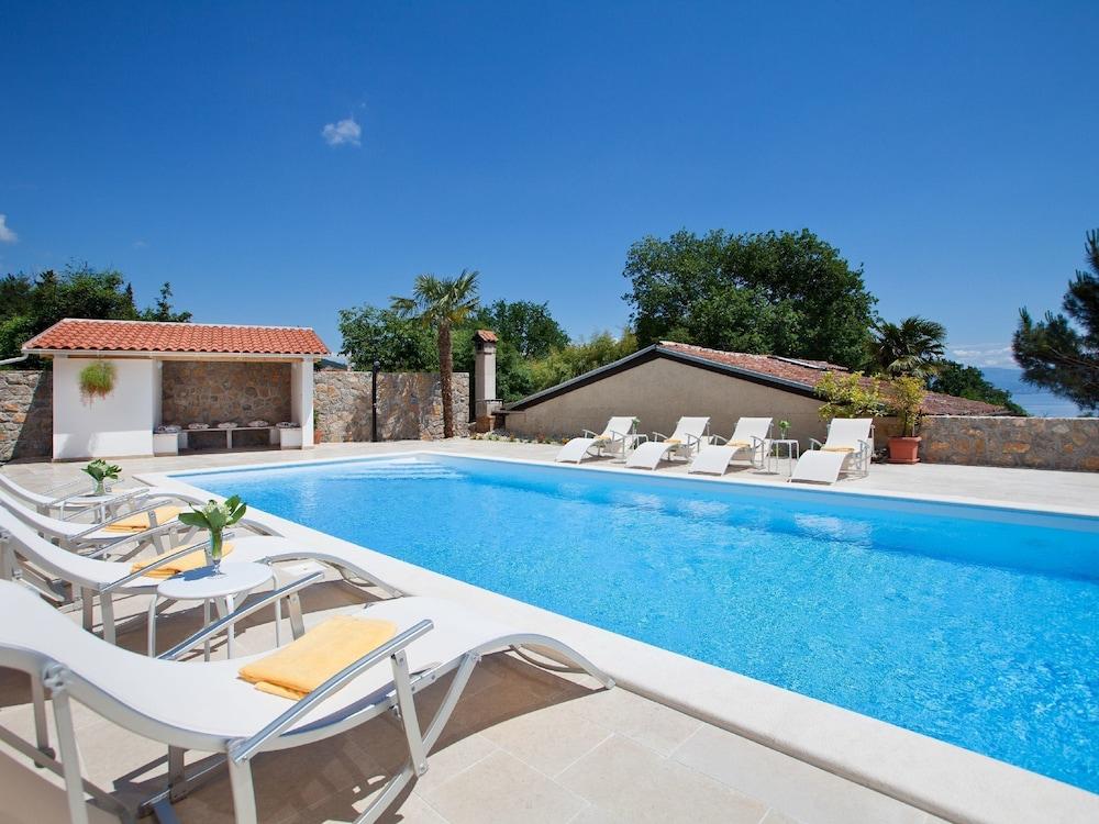 Peaceful Villa in Lovran With Swimming Pool Waterslide
