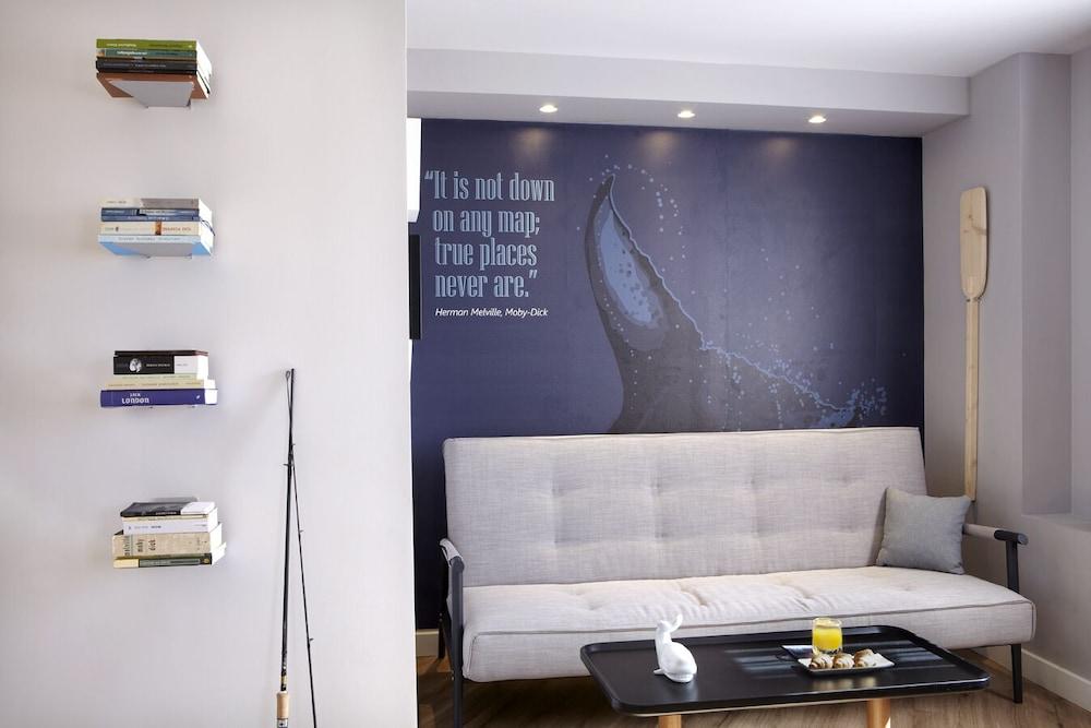 Apollon Library Suites Room