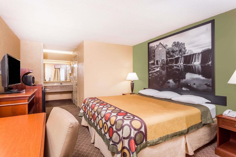 سوبر 8 باي ويندام ماكون ويست