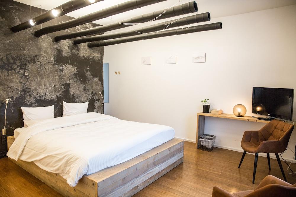 بد آند بريكفاست نيست