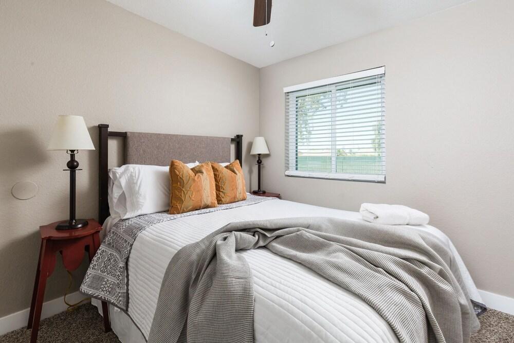 The Diamond - Private Pool / Pet Friendly / 4BD Near Arena Room