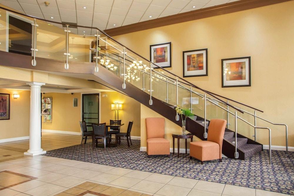 Quality Inn and Suites St Charles - West Chicago Lobby