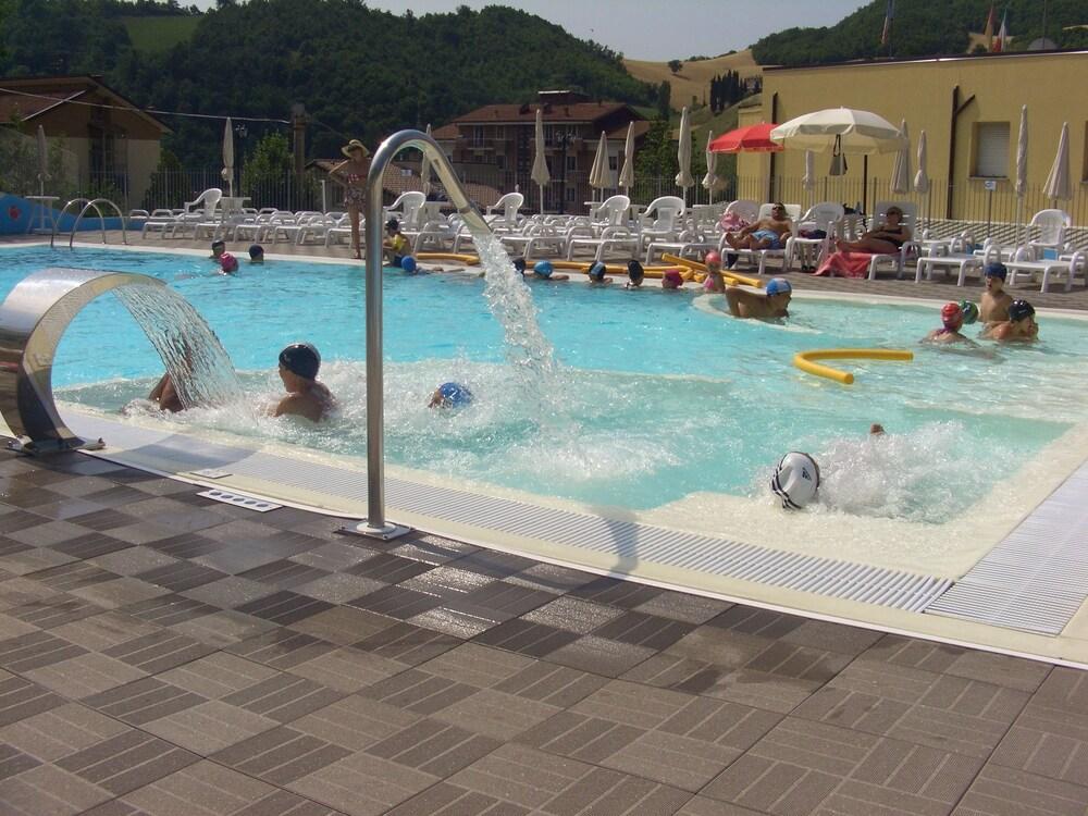 هوتل بيتينوم حمام سباحة مكشوف