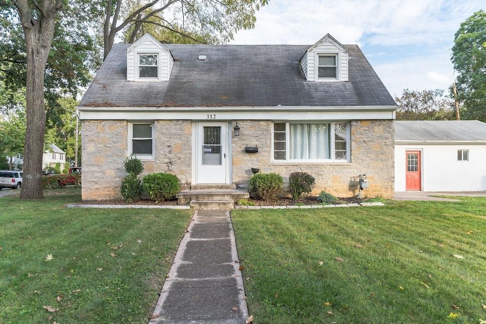 Charming Cape Cod Home - Just 15 Min From Downtown! 4 Bedroom Home by Redawning المنطقة الخارجية