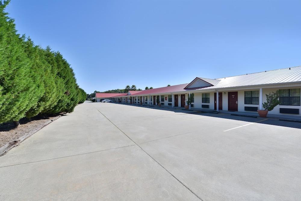 Americas Best Value Inn Hazlehurst, GA Property Grounds