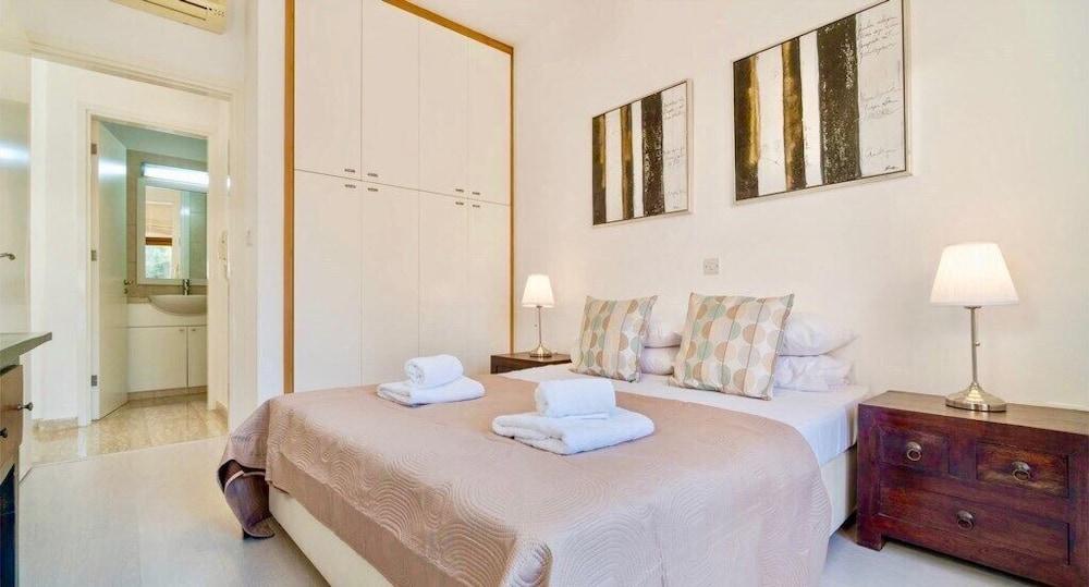 Beautiful 2 Bedroom Villa Proteus HG29 with private pool and pretty golf course views, Short walk to resort village square on Aphrodite Hills Room