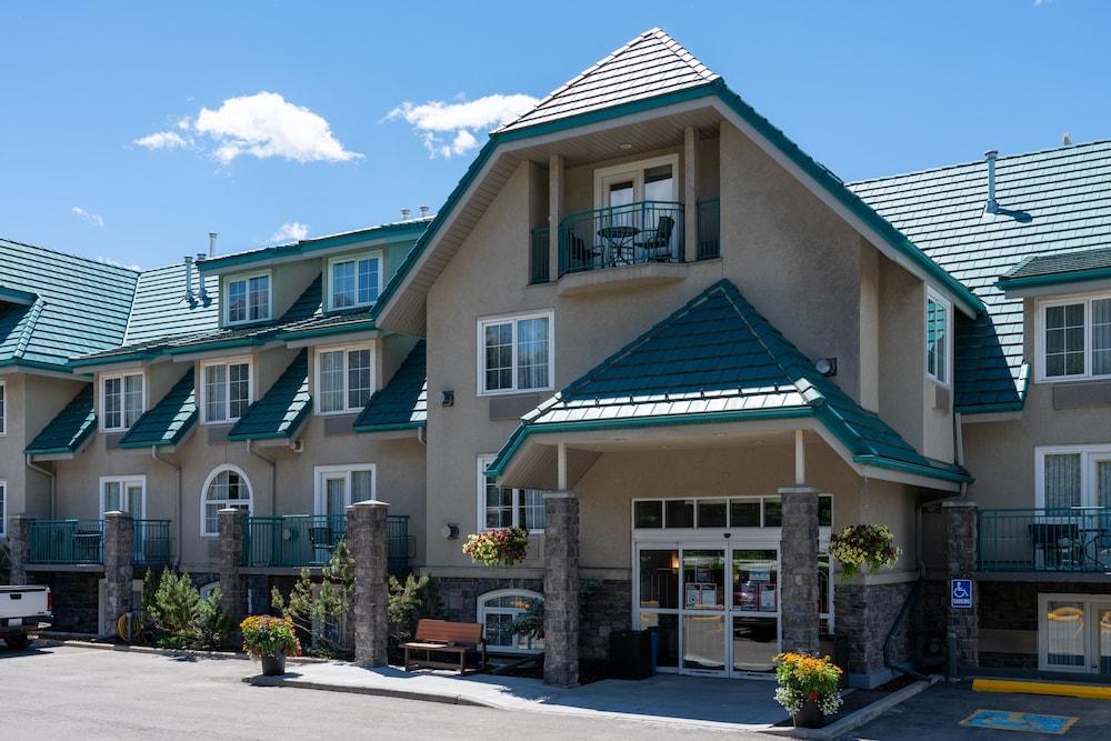 Pocaterra Inn and Waterslide Exterior