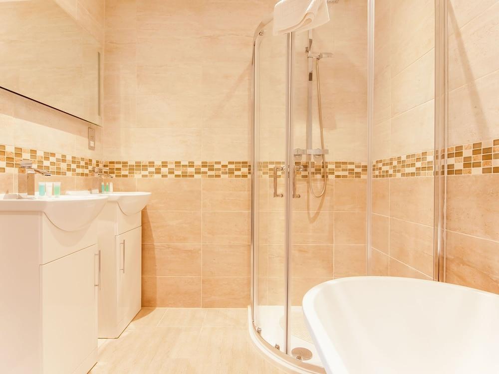 Deluxe King Size Apartment for 4 near Anfield Stadium