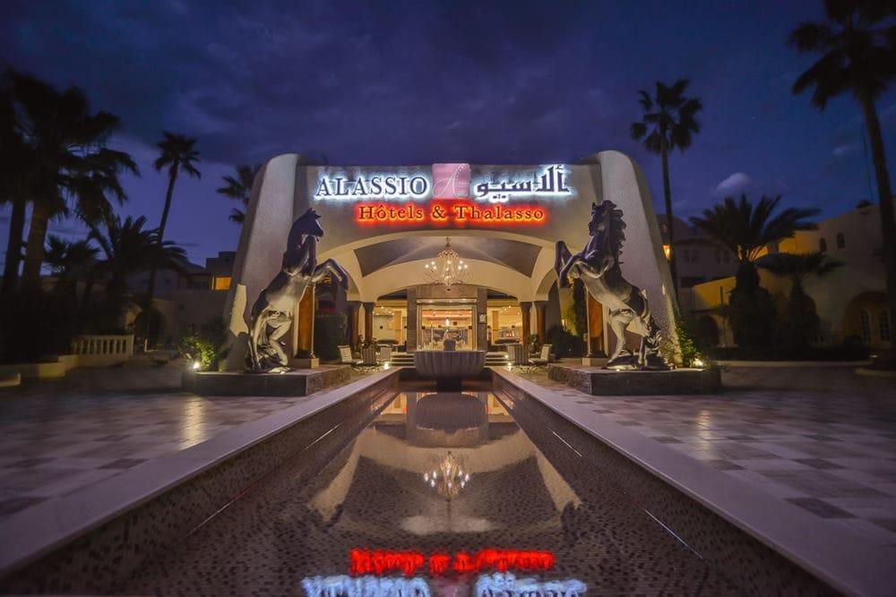 فندق وشاطئ آلاسيو