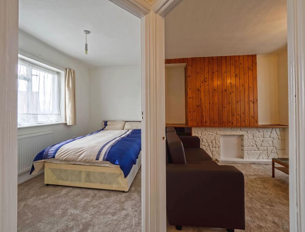 2 Bedroom Apt in Residential Locality Room