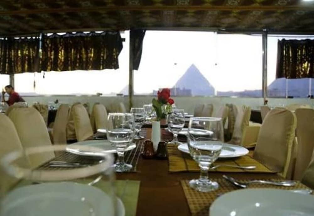 Al-Fayed Pyramids Inn Exterior