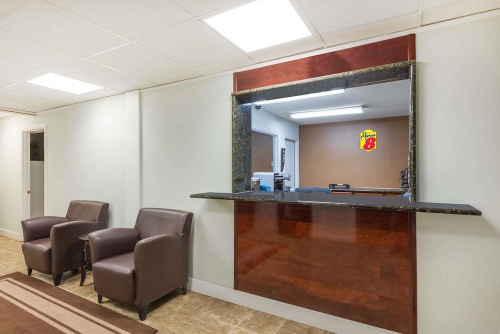 Super 8 by Wyndham Chattanooga Ooltewah Lobby