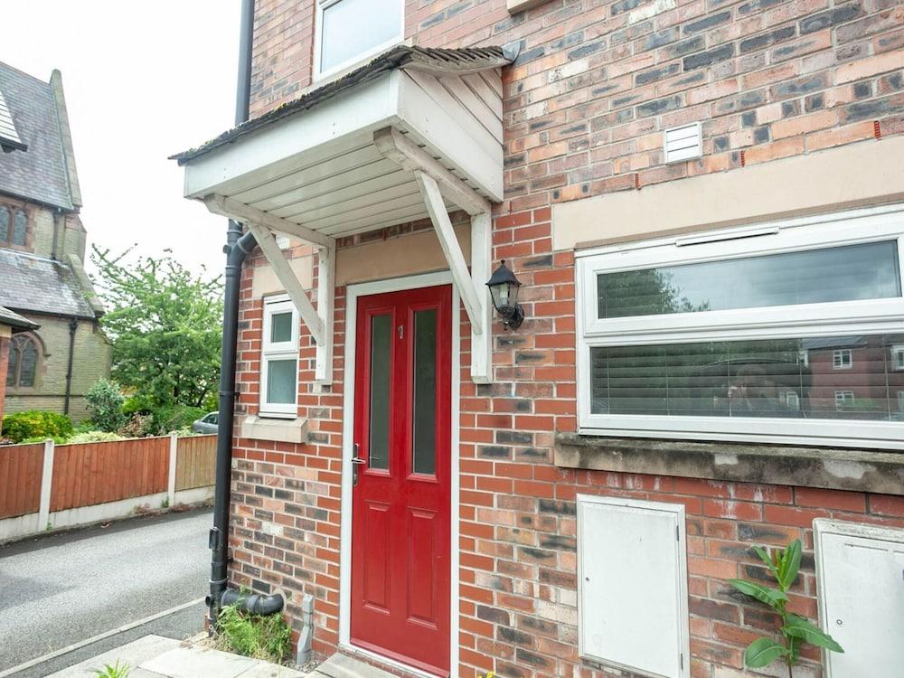 Pretty Holiday Home in Warrington near Walton Garden