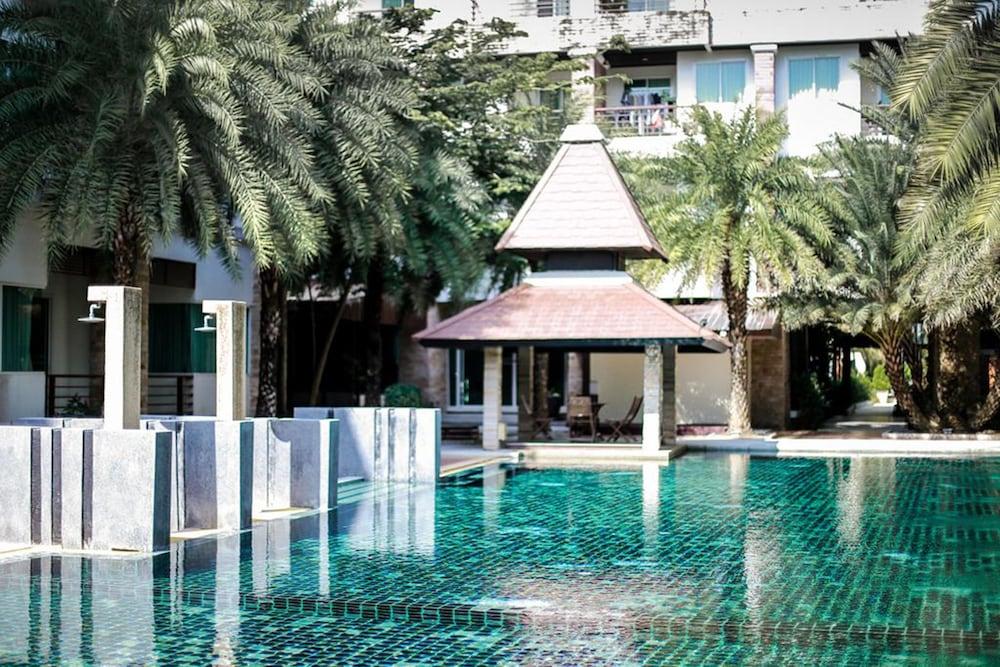 Karabuning Resort and Residence Outdoor Pool