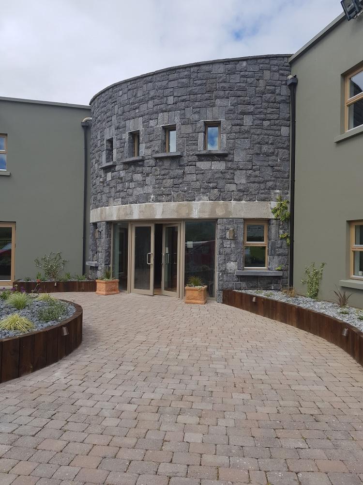 Fiddle and Bow Hotel Exterior