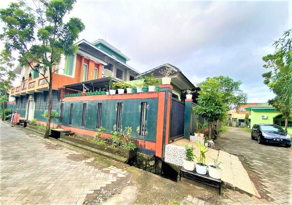 Buntusu Guest House Exterior
