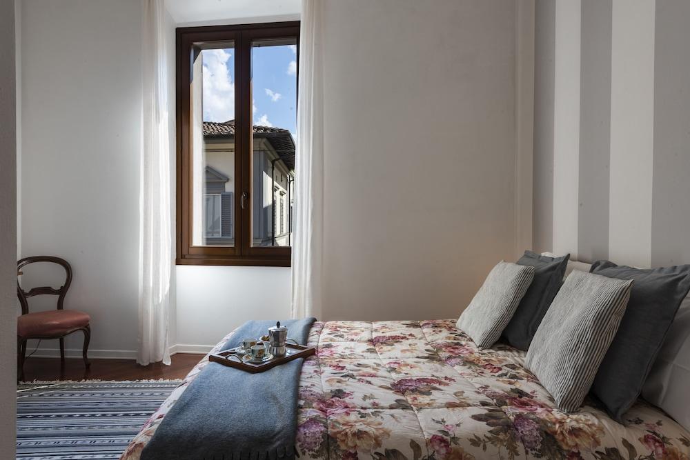 Renovated 19th-Century Apartment in an Authentic Area Room