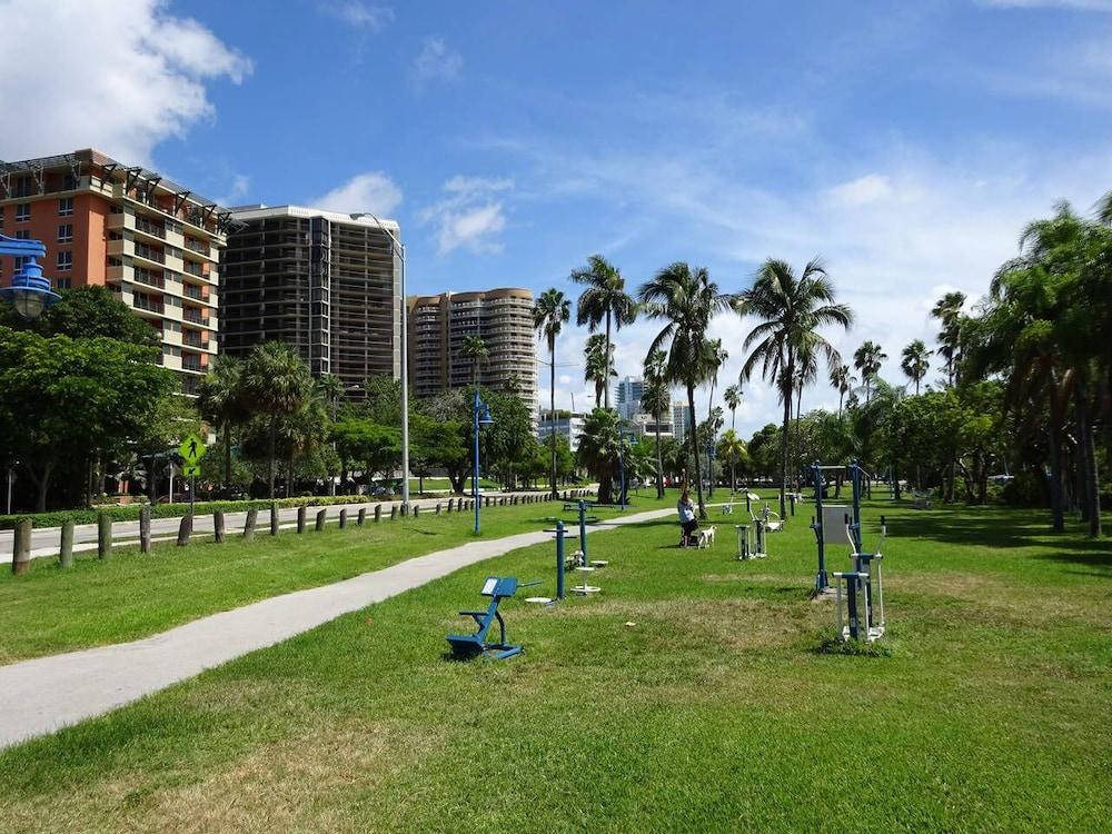 Ocean Million Dollar View Studio + Balcony #3 Property Grounds