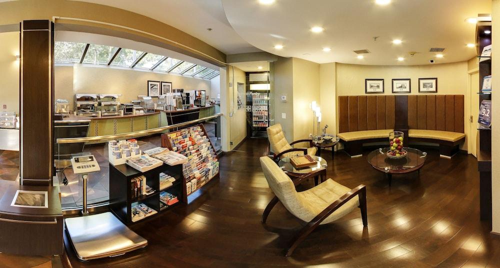 هوتل ستراتا منطقة الجلوس في الردهة