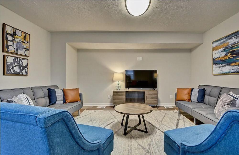 Spacious 6BR/3BA House w/ Parking! Sleeps 20!