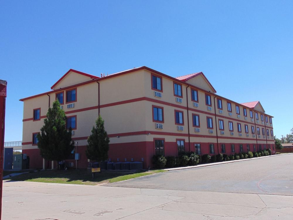 Howard Johnson by Wyndham Lubbock TX Exterior