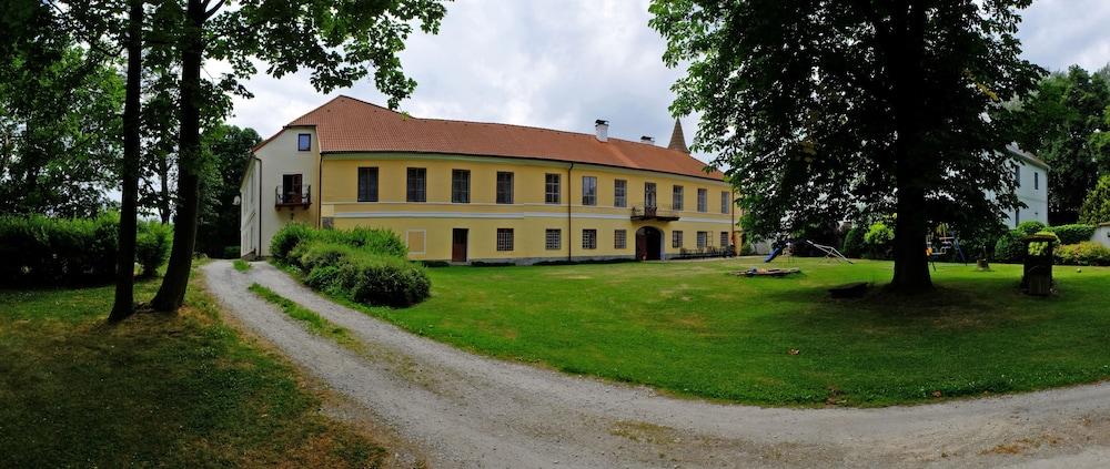Zamek Jindrichovice Property Grounds