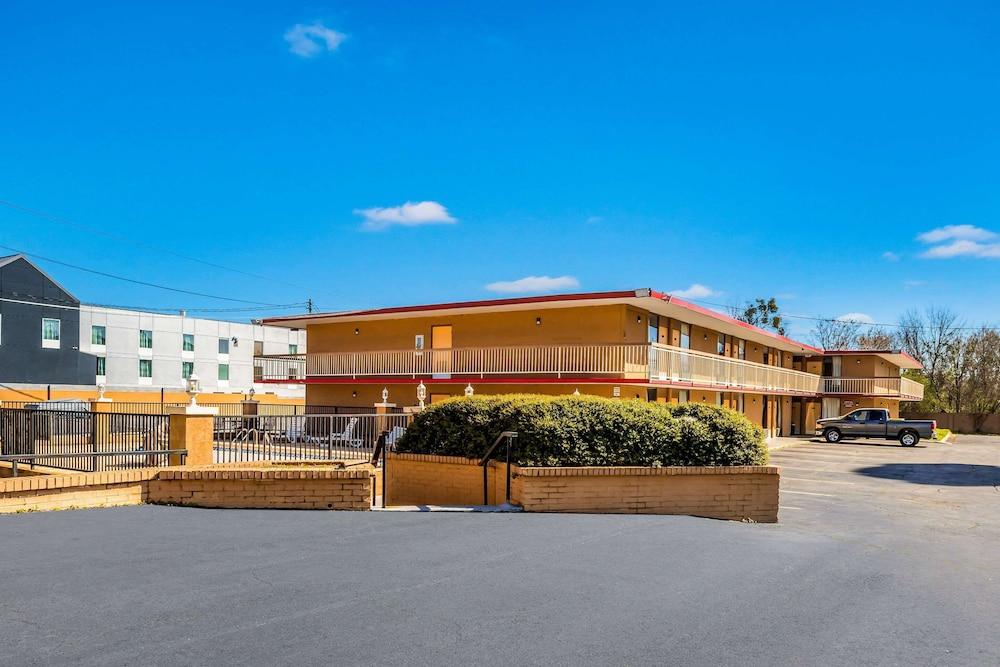 إيكونو لودج  إن آند سويتس ماكون ويست