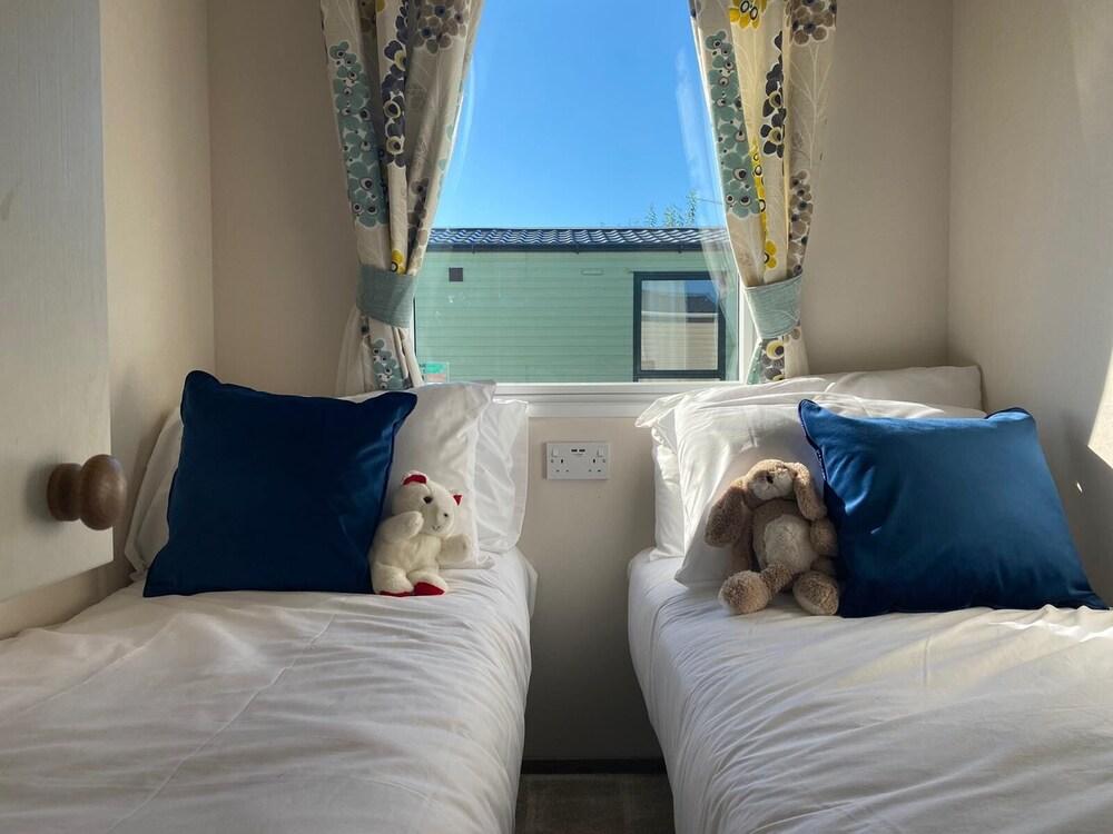 Bay View 37 Oceans Edge by PRL Lodge Hire Room