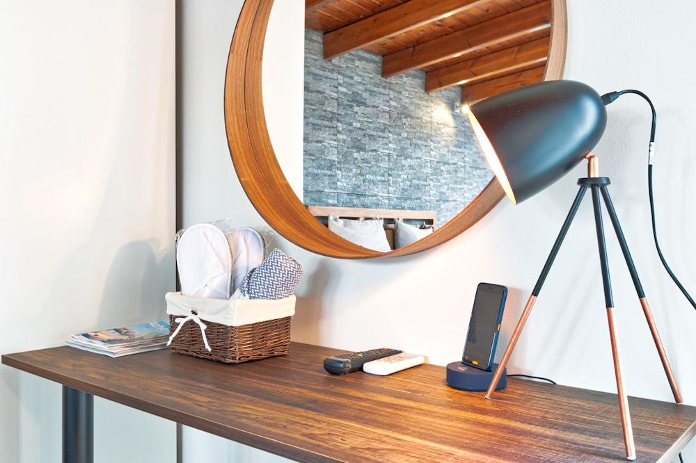 IQ Athens Way Apartments Room