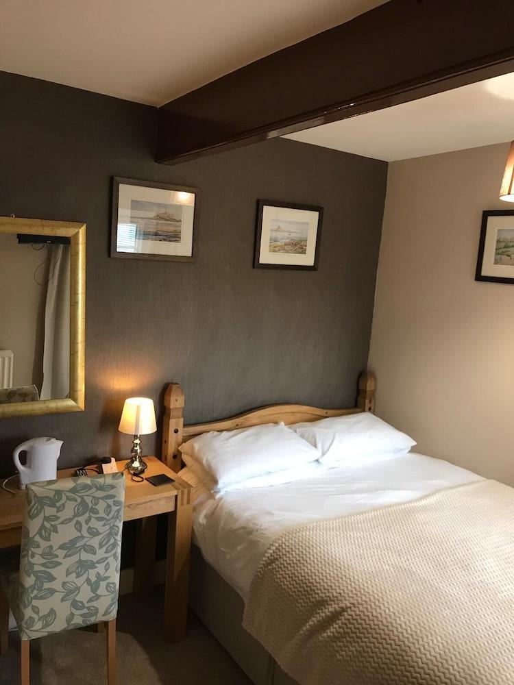 Red Lion Inn Room