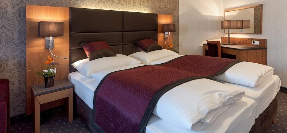 كلوب هوتل كورتينا