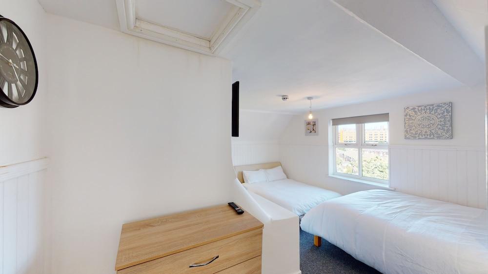 J kyns Aparthome Room