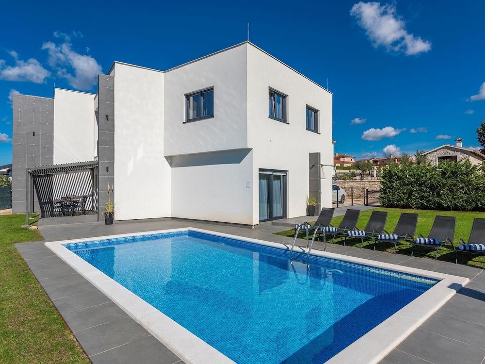 Villa for up to 10 Guests With Private Pool and Garden