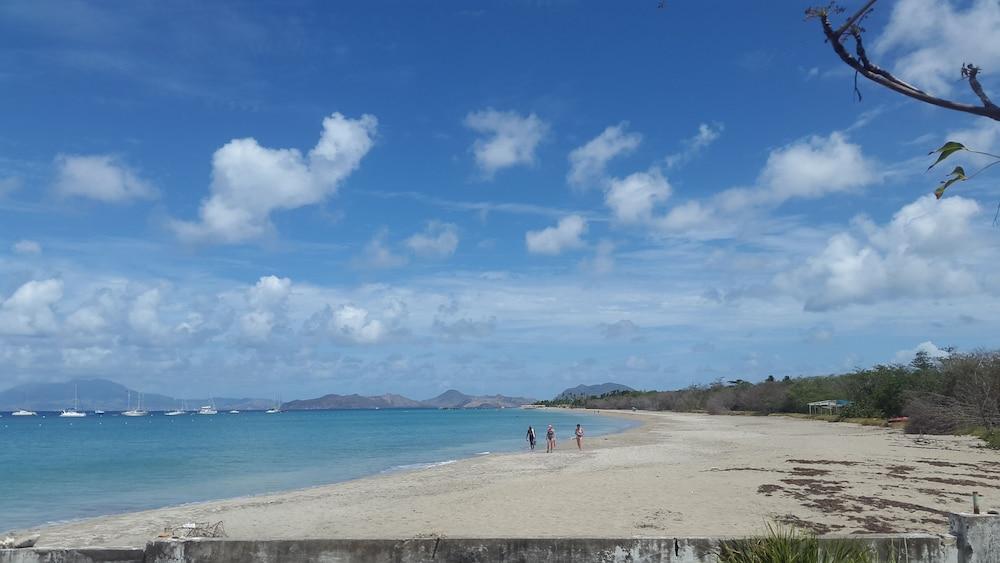 بينيز بيتش هوتل نيفيس