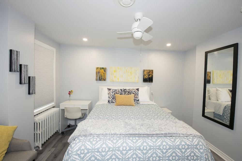 Serene Niagara Inn Room