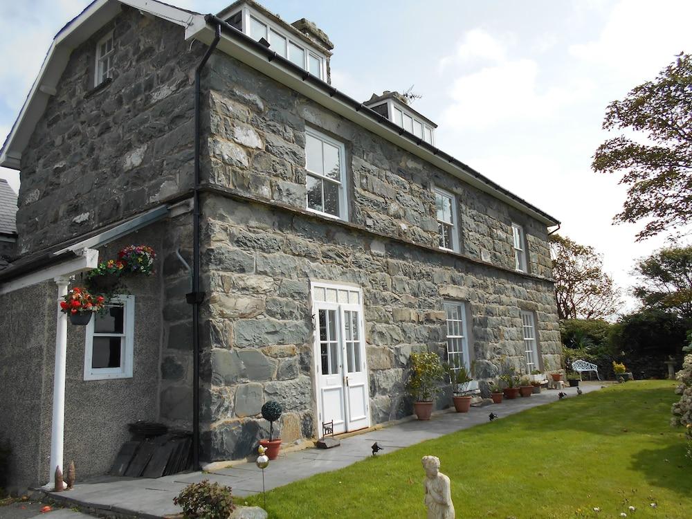 Hendre Clochydd Hall