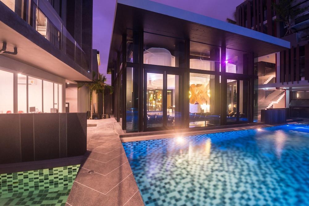 مايا فوكيت أيربورت هوتل حمام سباحة مكشوف